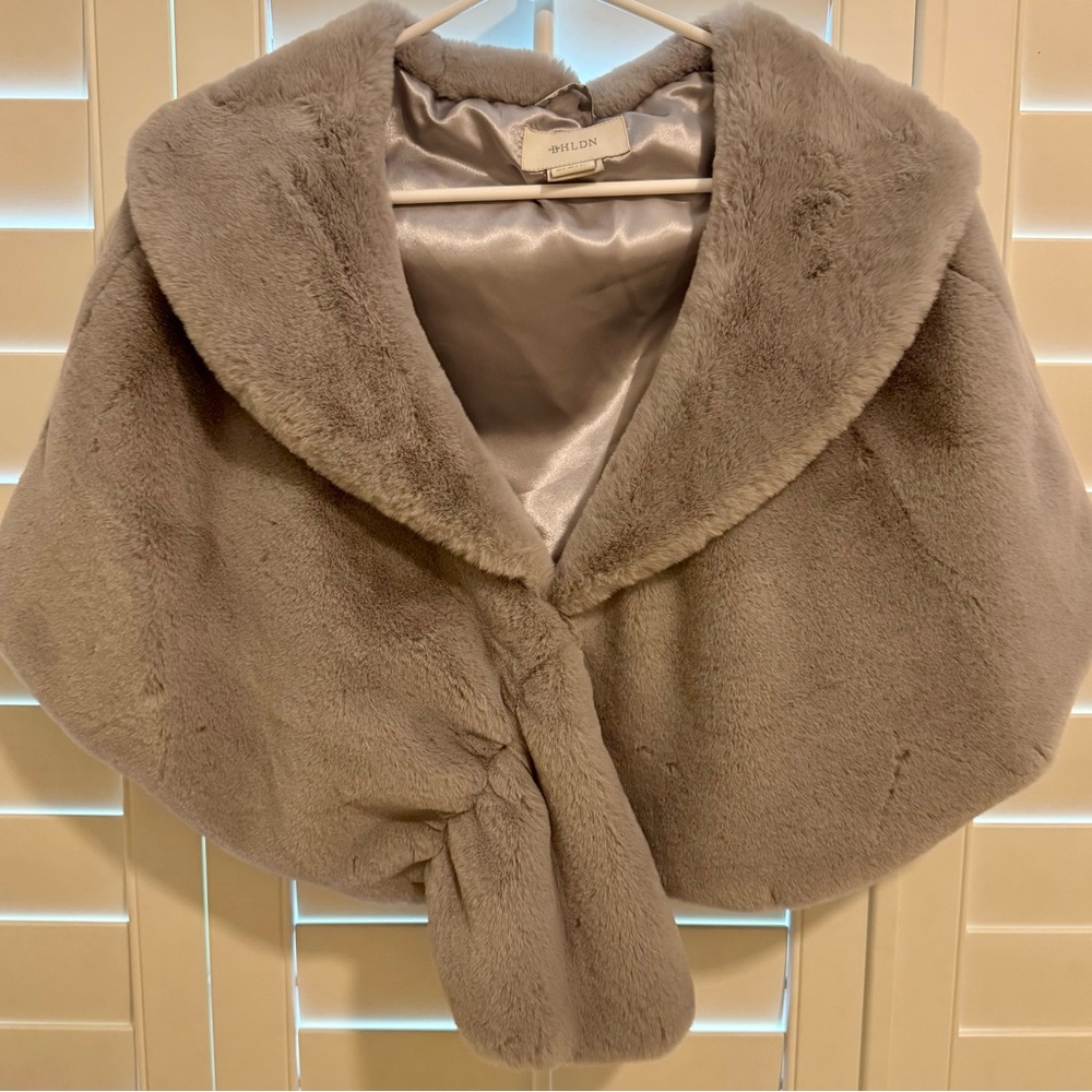 BHLDN Maxine Satin-Lined Faux Fur Wrap in Grey/Silver Size L - Picture 2 of 5